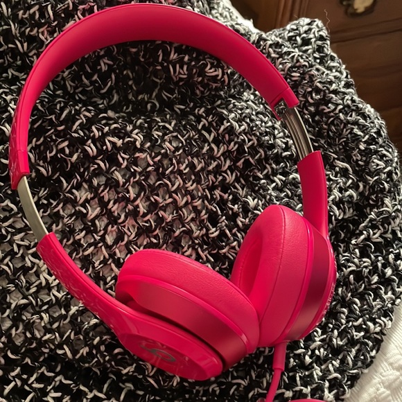 Beats by Dre Solo Over-the-ear Headphones - Picture 4 of 8